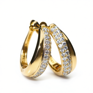 Boucles d'oreilles créoles de luxe en or massif 18 carats avec diamants ronds taille brillant sertis en canal pour femme, à porter au quotidien - Product Image 1