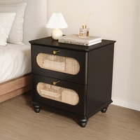 Table de chevet rétro en rotin noir avec 2 tiroirs pour appartement de présentation de projet hôtelier, mobilier de chambre écologique
