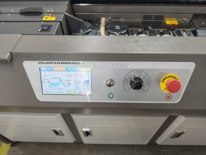 CHENGYUE Neue Hocheffiziente Halbautomatische Heißschmelz-UV-Tinten-Buchbindemaschine mit 460mm Bindelänge, Touchscreen, 2,3kW - Product Image 3