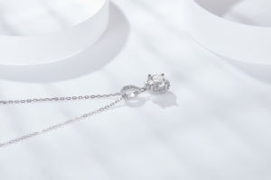 Collar de Plata 925 con Baño de Rodio y Dije Premium de Moissanita de 1 Quilate para Hombre, con Forma de Flor de Jade y Soporte de Exhibición - Última Moda - Product Image 3