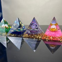 5cm Bunte Gravierte Chakra-Heilkristall-Kiesel Harz-Organit Umweltfreundliche Pyramide Ornament Souvenir für Weihnachten Maskottchen
