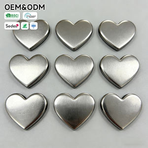 Set di Magneti per Frigorifero a Forma di Cuore in Acciaio Inossidabile Spazzolato, Design Minimalista, Forte Magnetismo, Antiruggine e Durevole - Product Image 1