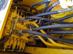 Komatsu PC200 Crawler Excavator 20 Ton Engine Used <b>Construction</b> <b>Machinery</b> Japan Original - Product Image 4
