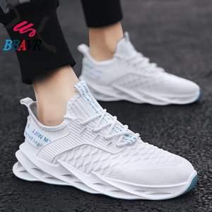 รองเท้าวิ่งผู้ชายแบบตาข่ายฉีดขึ้นรูปทันสมัยราคาถูก ผลิตในจีน - Product Image 1