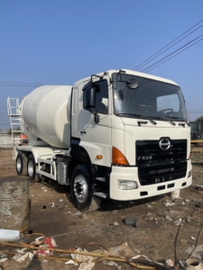 Camión mezclador Hino 700, camión de maquinaria de construcción usado de alta calidad. - Product Image 2