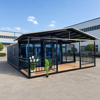 Maison préfabriquée moderne fonctionnelle et lumineuse avec fenêtres à double vitrage et portes coulissantes, maison conteneur extensible