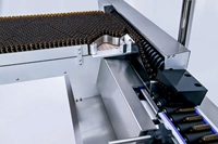 Etiqueteuse horizontale automatique à grande vitesse pour petites bouteilles et étiqueteuse à seringue médicale