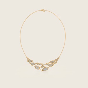 Collier en fil de séraphin conçu avec un fil délicat comme une chaîne et des détails minimalistes qui créent un look léger et aéré - Product Image 5