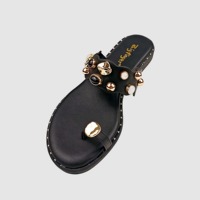Sandales plates à bout fendu pour femmes, à bride unique ornée de pierres et de perles, avec boucles métalliques, confortables, antidérapantes et décontractées
