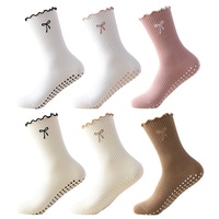 Chaussettes de yoga mi-mollet en mélange de coton respirant antidérapantes avec nœud brodé pour femmes, idéales pour le Pilates et le fitness (vente en gros)