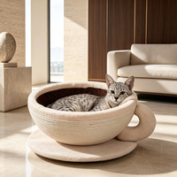 Arbre à chat moderne à motif uni, en forme de tasse à café, avec griffoir intégré en sisal et lit confortable, design pour une utilisation quatre saisons