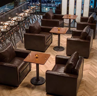 Fauteuil lounge en cuir clouté marron foncé, meuble globe pour whisky et café, pour bar à whisky, bar à café, salon à cigares et espace de réception