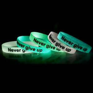Venta al por mayor y Spot Never <span class=keywords><strong>Give</strong></span> <span class=keywords><strong>Up</strong></span> <span class=keywords><strong>on</strong></span> Glow Pulseras Baloncesto Fútbol Club Pulseras de silicona para juegos Regalos - Product Image 6