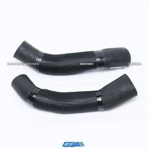 Tuyau de refroidisseur intermédiaire gauche ou droit en caoutchouc adapté à Maserati Ghibli Quattroporte droite 670001351 gauche 670001352 - Product Image 1