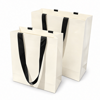 Sacs en carton blanc avec impression de logo pour les marques de vêtements en tricot, les boutiques de vêtements et l'emballage cadeau personnalisé pour la vente au détail