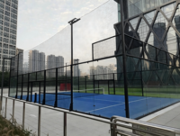 Terrain de padel panoramique complet professionnel QJIN avec connecteurs métalliques apparents pour projets hôteliers de luxe – Fournitures de padel