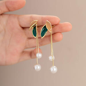 Boucles d'oreilles pendantes en perles de feuille d'huile verte vintage personnalisées, vente en gros, boucles d'oreilles à clous en alliage d'or 18 carats, bijoux fabriqués - Product Image 2