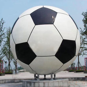 Estatua de escultura de balón de fútbol de fibra de vidrio icónica de gran tamaño hecha a medida - Product Image 4