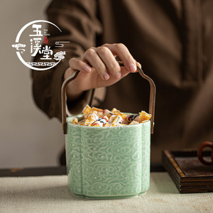 Panier à fruits en céramique Wu Xi Tang avec poignée en bois, motif nuage bleu, récipient de rangement pour fruits et collations - Product Image 4