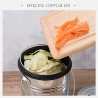 Rifiuti alimentari del bidone del compostaggio dell'interno della cucina dell'acciaio inossidabile del bidone del composto amichevole di Eco