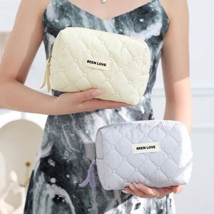 Nouvelle Pochette de Maquillage Imperméable en Polyester Matelassé Personnalisable, Luxe, Volumineuse, pour Voyage et Cadeau, Collection 2024 - Product Image 6