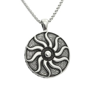 Collier pour homme en acier titane de style européen avec pendentif tournesol au design géométrique, à porter au quotidien - Product Image 4