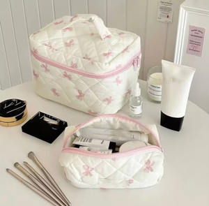 <span class=keywords><strong>กระเป๋า</strong></span>เครื่องสำอาง<span class=keywords><strong>ปัก</strong></span><span class=keywords><strong>ลาย</strong></span><span class=keywords><strong>ดอกไม้</strong></span>สีชมพูน่ารักแบบสั่งทำพิเศษ <span class=keywords><strong>กระเป๋า</strong></span>ใส่เครื่องสำอางแบบ Coquette พร้อมผ้าเช็ดตัวและซับในลายตาราง - Product Image 3