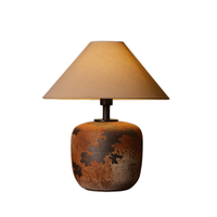 Lampe de table en céramique verte patinée rétro de Jingdezhen avec finition oxydée et abat-jour en lin pour maison rustique