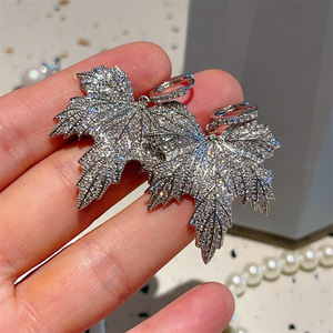 Orecchini a Forma di Foglia d'Acero per Donne, Eleganti Accessori Moda per Uso Quotidiano e Feste - Product Image 1