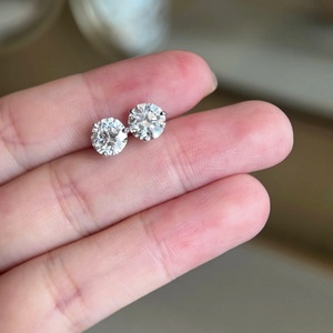 Boucles d'oreilles clous en diamant 3 griffes Or massif 18 carats 1 carat taille ronde Certifié IGI Diamant de laboratoire Classique Unisexe - Product Image 2