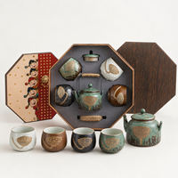Service à thé en céramique chinoise avec motif lotus en relief, 4 tasses de 350 ml en grès haute température, et coffret cadeau octogonal en bois