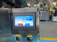 Machine d'emballage verticale économique pour sachets triangulaires, avec alimentation par chaîne à godets, pour sachets de préservatifs, idéale pour les petites entreprises