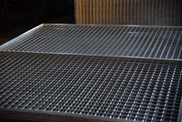 Barrière de sécurité pour machine avec pieds réglables en hauteur
