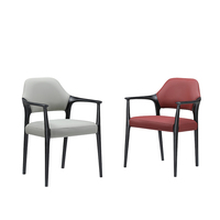Chaise de salle à manger en cuir en bois de frêne rouge au design nordique moderne avec dossier rembourré doux, stable pour la maison, l'hôtel, le bar