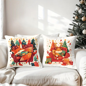 크리스마스 장식 쿠션은 산타와 순록 등의 축제 캐릭터가 그려져 있어 소파에 앉아 있는 사람이 보이는데, 휴일 트리와 선물들이 함께 있어요. - Product Image 3