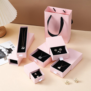 Caja de Joyería Rectangular Rosa Personalizada EVERWIN RT-31 con Forro de Esponja y Bolsa de Regalo con Relieve para Collares - Product Image 1