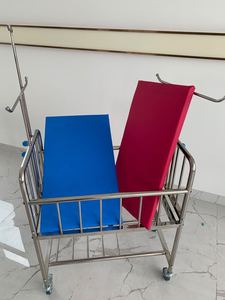 Cama de bebé usada de acero inoxidable con colchón - Product Image 5