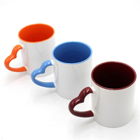 Vente en gros de tasse 11oz rouge tasse blanche de couleur intérieure en céramique de sublimation vierge avec poignée en forme de coeur