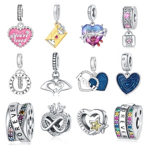 Ce pendentif en forme de cœur, en cuivre blanc plaqué argent, symbolise l'amour éternel. Convient aux hommes et aux femmes - Product Image 1