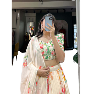 Conjunto Lehenga Choli de mujer con estampado floral en crema de diseñador - Product Image 1