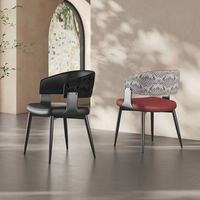Chaise de salle à manger minimaliste italienne en métal avec revêtement en cuir PU, design moderne et luxueux, sensation haut de gamme pour hôtels, maisons et salons.