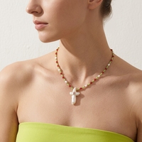 Collier chaîne micro-perles couleur bonbon avec pendentif croix en coquillage naturel incrusté de petites pierres CZ étincelantes – Collier d'été pour la plage