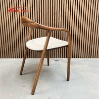 Conception normale Grande-Bretagne Style noyer couleur cadre en bois coussin en cuir blanc hôtel NEVA chaises de Restaurant en bois chaise de Table à manger