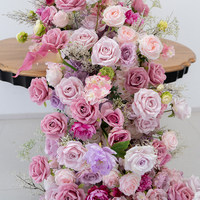 Chemin de table floral long rose poudré et lavande, arrangement de fleurs artificielles en soie (calla, lys, rose) pour décoration classique de mariage et de fête