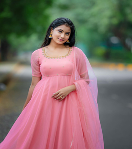 Ensemble de costume élégant exclusif en Georgette Anarkali rose avec belle robe classique Dupatta pour les mariages des adultes facile à porter - Product Image 2