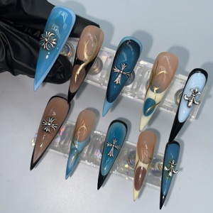 Uñas Acrílicas Stiletto Medianas <span class=keywords><strong>con</strong></span> Degradado Azul, Punta <span class=keywords><strong>Francesa</strong></span> Nude, Adornos Góticos Cromados, Líneas Doradas en Espiral, de Lujo - Product Image 5