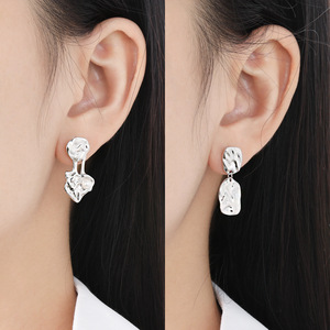 新しいニッチパーソナリティインレギュラーテクスチャー水リップル象眼細工真珠は、S925ピュアシルバーイヤリングの両方に使用できます - Product Image 4