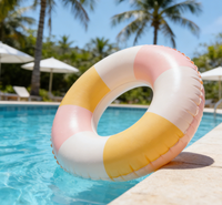 Bouée de piscine gonflable tricolore accrocheuse en jaune, blanc et rose, pour grande piscine en PVC et fête de plage estivale