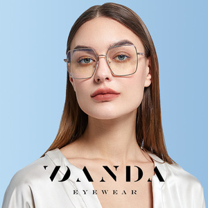 Gafas Ópticas Cuadradas de Montura Completa para Mujer Danda Eyewear JS8603, Lentes Transparentes Plateadas, Montura Ancha, Diseño Moderno - Product Image 4