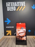 Écran d'affichage numérique LCD portable de 55 pouces, IP65, alimenté par batterie, 10 à 12 heures d'autonomie, pour la publicité mobile